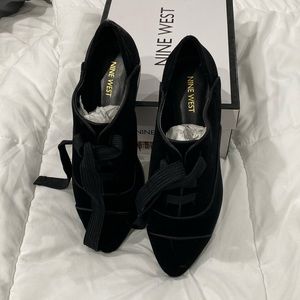 Nine West Velvet Black-colored Oxfords, Sz 8.5, BNWT